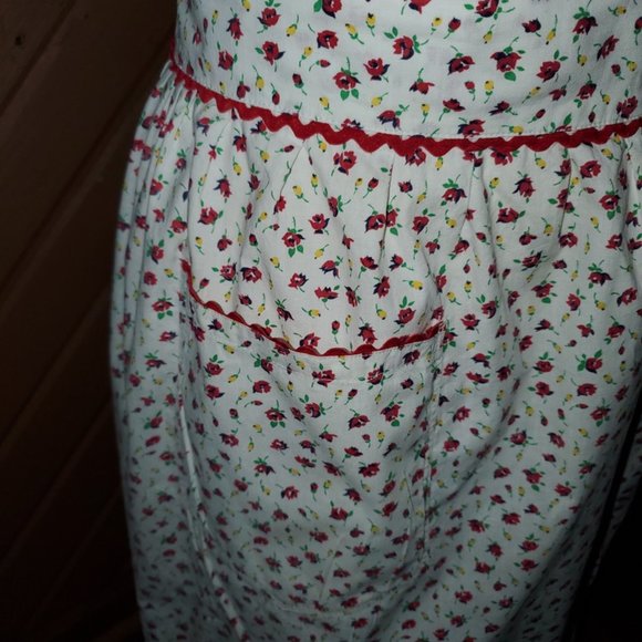 Vintage 1960's Red Floral Cotton Hostess Half Apron 2 Pockets Ric Rac Trim - Picture 2 of 5